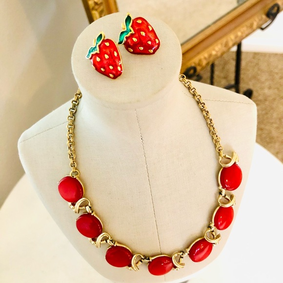 Vintage Red Thermoset Necklace & Strawberry Earrings - Picture 2 of 14